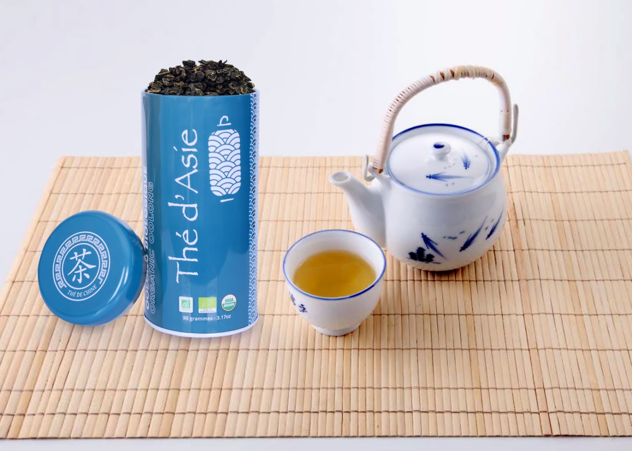Théière et boite de thé Wu long avec une tasse 